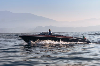 Privatausflug auf der Riva mit Bootsführer ab Sirmione: die Eleganz eines zeitlosen Bootes am Gardasee 0